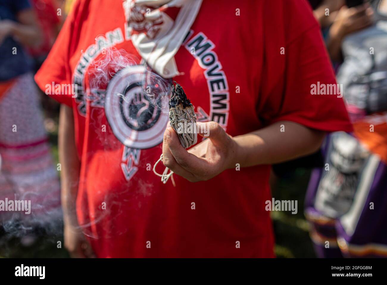 St Paul, Usa. August 2021. St. Paul, Minnesota - 25. August 2021. Indigene Führer und ihre wasserschützenden Verbündeten haben auf dem Rasen des Minnesota State Capitol Building ein Lager im Occupy-Stil eingerichtet, um gegen das kanadische Öl- und Gas-Transportunternehmen Enbridge zu protestieren, das die umstrittene Line 3-Pipeline erweitert. Das 9.3-Milliarden-Dollar-Projekt wird Öl durch vertraglich geschützte Stammesgebiete und durch Teile des Einzugsgebietes der Staaten transportieren. (Foto von Michael Nigro/Sipa USA) Quelle: SIPA USA/Alamy Live News Stockfoto