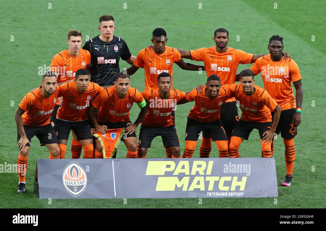 KIEW, UKRAINE - 10. AUGUST 2021: Schachtar Donetsk-Spieler posieren für ein Gruppenfoto vor dem dritten Qualifikationsspiel der UEFA Champions League gegen Genk im NSC Olimpiyskyi-Stadion in Kiew, Ukraine Stockfoto