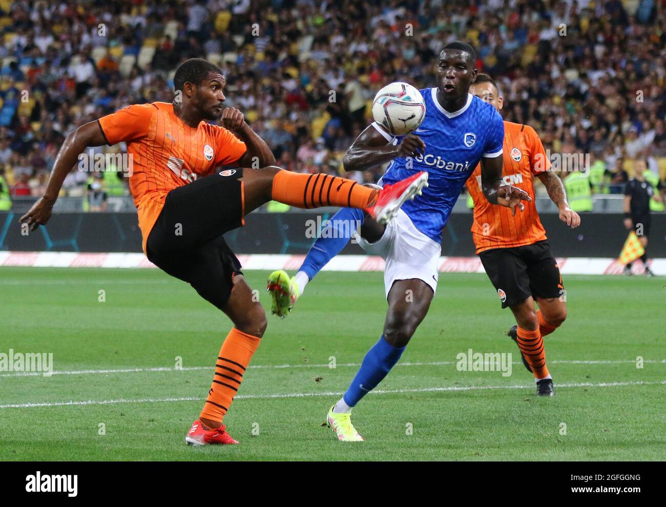 KIEW, UKRAINE - 10. AUGUST 2021: Marlon von Shakhtar Donetsk (L) kämpft während ihres dritten Qualifikationsspiels der UEFA Champions League in Kiew um einen Ball mit Paul Onuachu von Genk. Shakhtar gewann 2-1 Stockfoto