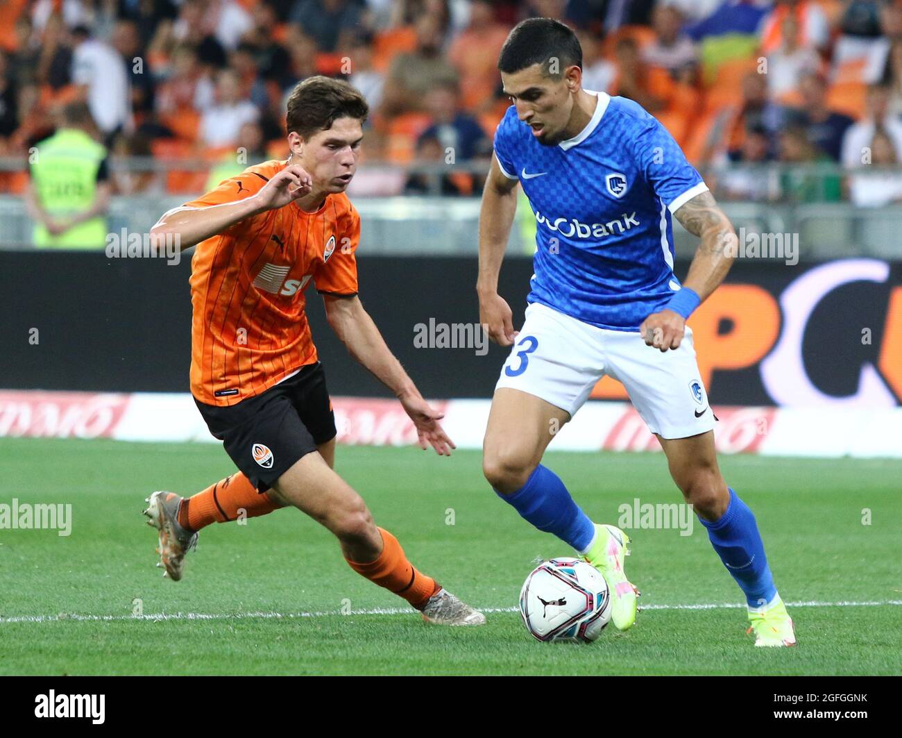 KIEW, UKRAINE - 10. AUGUST 2021: Heorhii Sudakov aus Shakhtar Donetsk (L) kämpft während ihres dritten Qualifikationsrundspiels in Kiew um einen Ball mit Daniel Munoz aus Genk Stockfoto