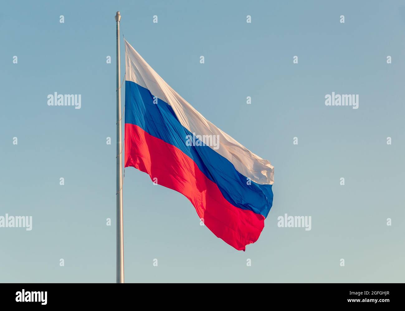 Winkende Flagge der Russischen Föderation gegen den blauen Himmel Stockfoto