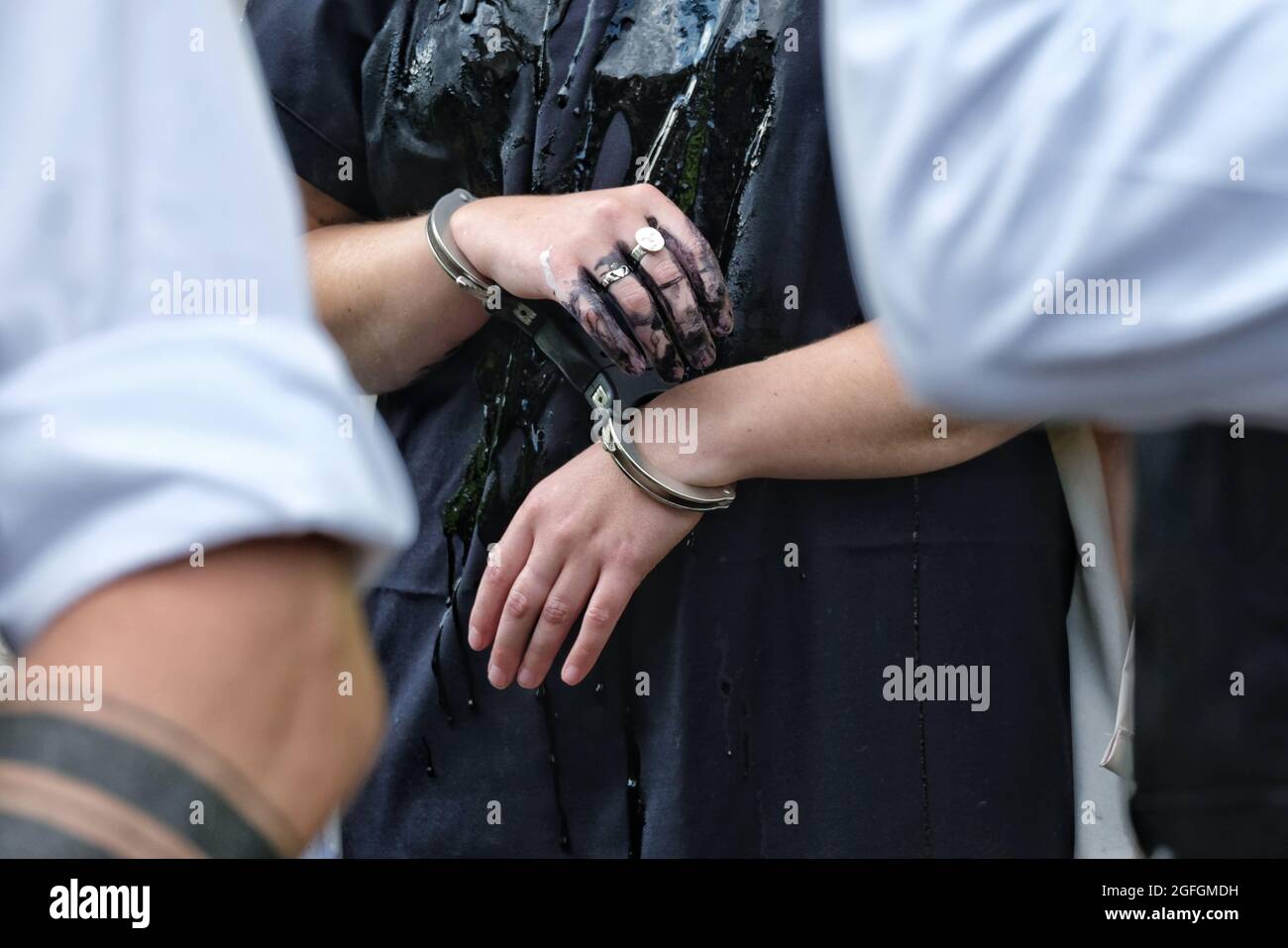 London, Großbritannien. Ein Protestler der Exinktionsaufstand wird nach der Teilnahme an einer Demonstration vor dem West End-Geschäft Selfridges mit Handschellen gefesselt. Stockfoto