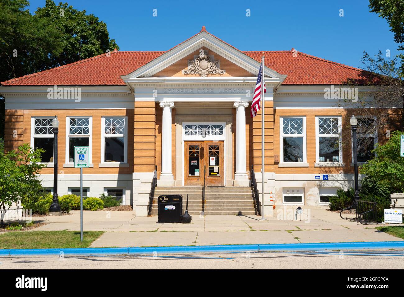 Baraboo, Wisconsin - USA - 23. August 2021: Die Carnegie Free Library wurde 1903 an einem wunderschönen Sommernachmittag eröffnet. Stockfoto