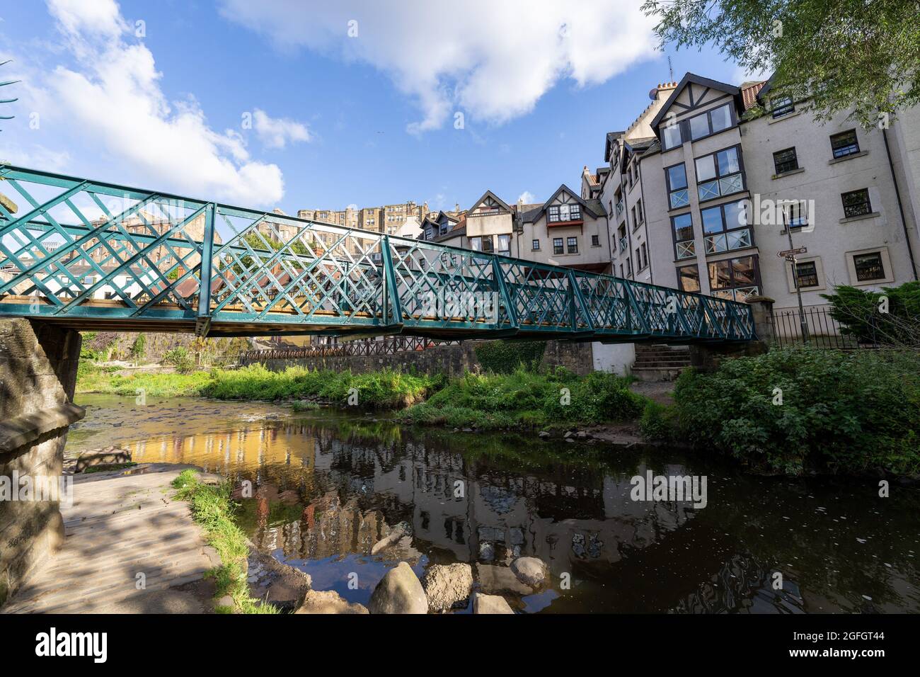 Blick auf das Wasser von Leith Gehweg im Schnee an der Belford Bridge auf dem Wasser von Leith im West End von Edinburgh, Schottland, Großbritannien Stockfoto