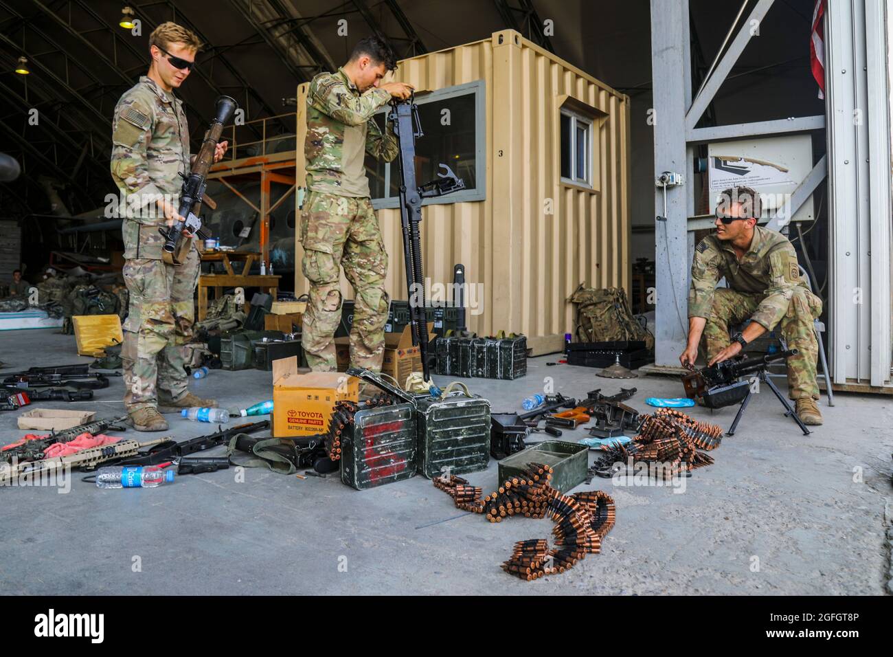 Fallschirmjäger, die dem Kampfteam der 1. Brigade, der 82. Luftlandedivision, zugewiesen sind, inspizieren Waffen, bevor sie während einer nicht kämpferischen Evakuierungsoperation in Kabul, Afghanistan, 25. August 2021 demilitarisiert werden. (USA Armeefoto von Sgt. Jillian G. Hix) Stockfoto