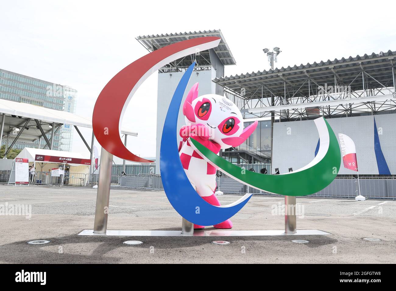 SOMEITY, Tokio, Japan - 25. August 2021 : das Paralympische Maskottchen von Tokio 2020 SOMEITY mit dem Paralympischen Symbol „drei Agitos“ im 2020 Fan Park, Tokio, Japan. Quelle: AFLO SPORT/Alamy Live News Stockfoto