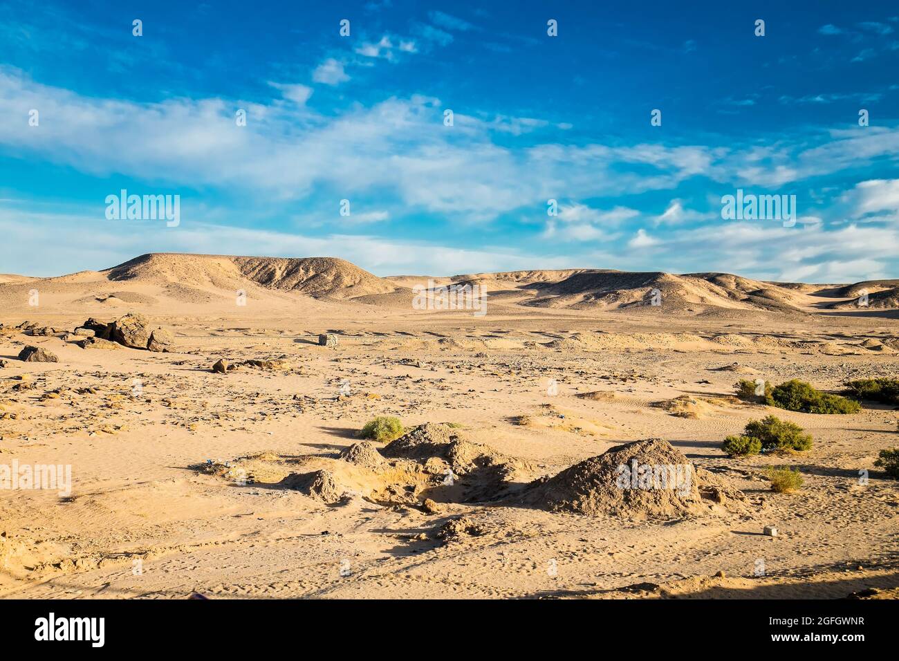 Die Sahara Wüste entlang der Küste des Roten Meeres, Ägypten, Afrika . Gelber Sand und blauer Himmel. Stockfoto