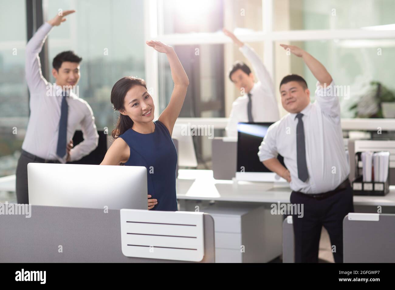 Selbstbewusste Geschäftsleute, die im Büro trainieren Stockfoto