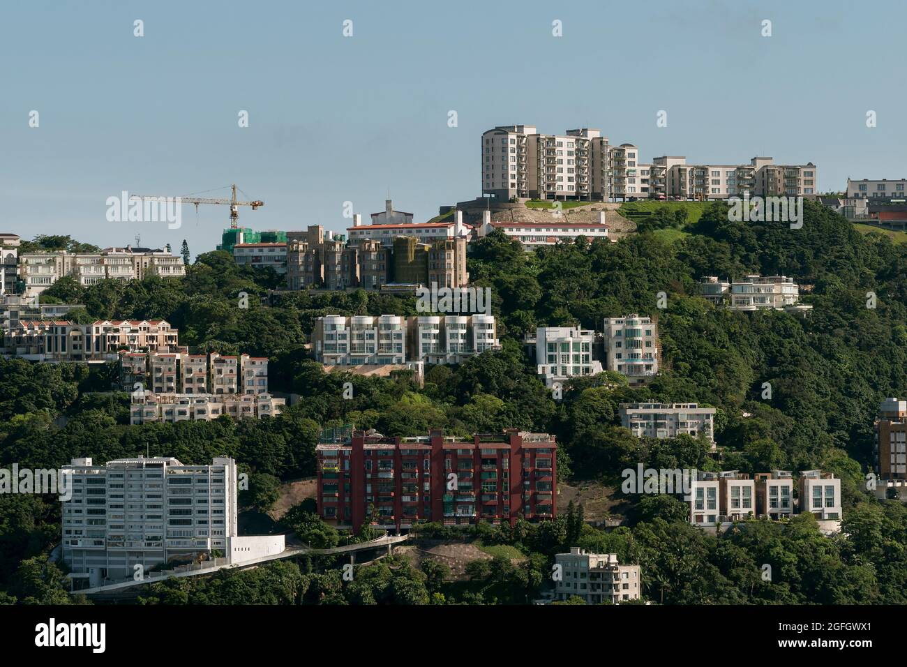 Luxushäuser und Mehrfamilienhäuser auf dem Peak, vom Dach des 2ifc, dem höchsten Gebäude der Insel Hongkong, im Jahr 2010 Stockfoto