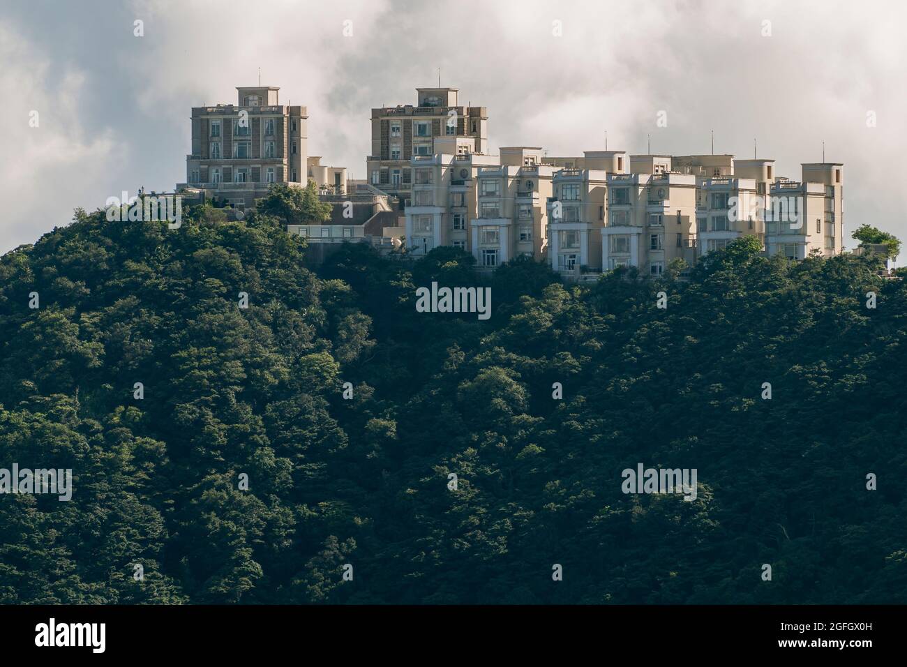 Teleansicht des Mount Austin, einer Entwicklung von Luxushäusern auf dem Peak, vom Dach des 2ifc, dem höchsten Gebäude der Hong Kong Island, im Jahr 2010 Stockfoto