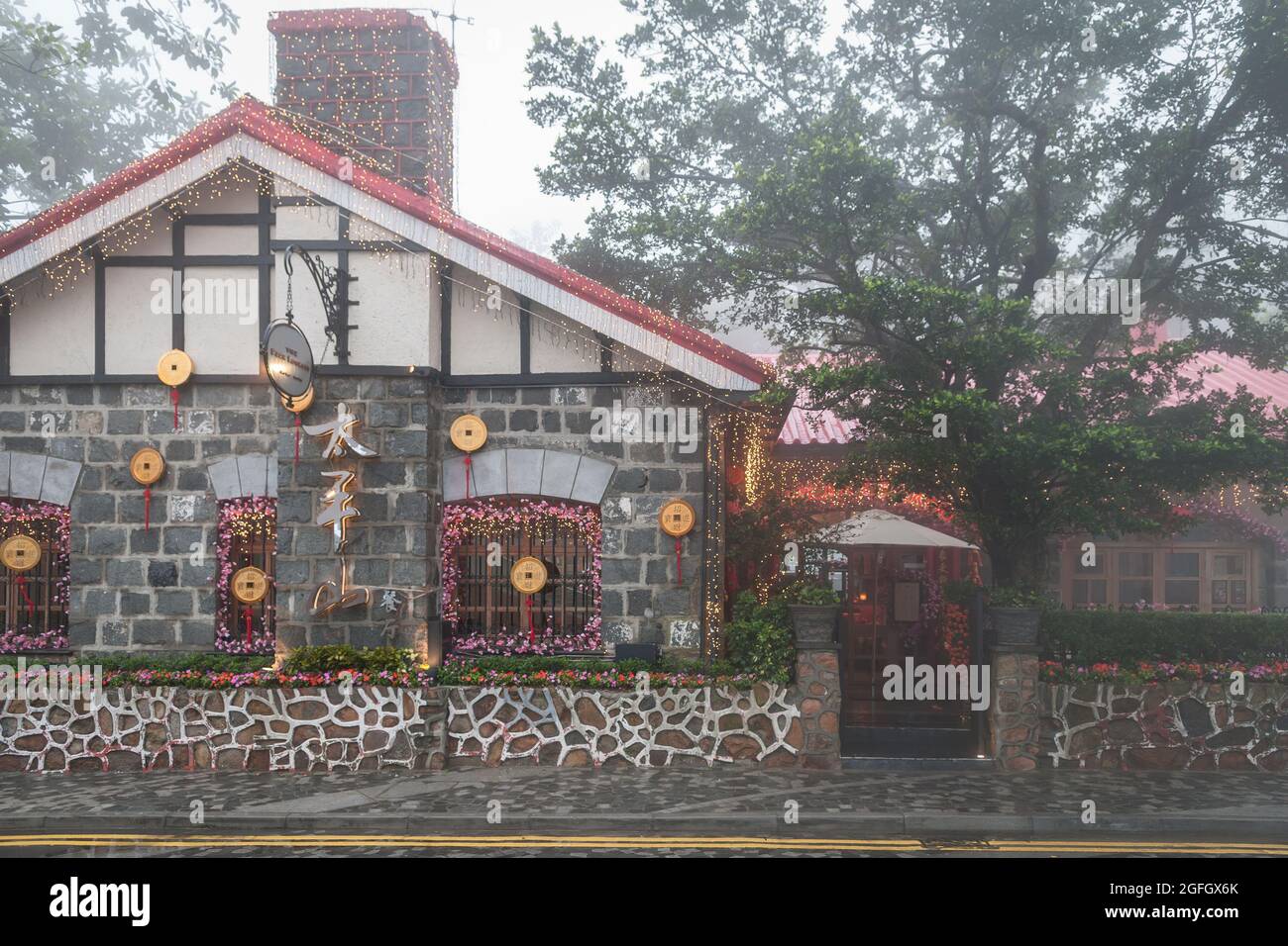 Das Restaurant Peak Lookout, Hong Kong Island, im Nebel, dekorierte das chinesische Neujahr Stockfoto