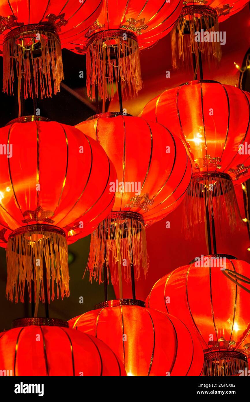 Traditionelle rote Laternen für chinesische Neujahrsdekorationen, die in der Nacht in Wan Chai, Hong Kong Island, ausgestellt werden Stockfoto