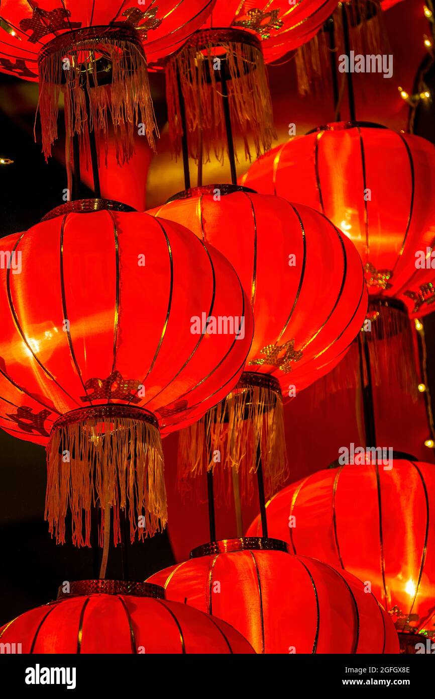 Traditionelle rote Laternen für chinesische Neujahrsdekorationen, die in der Nacht in Wan Chai, Hong Kong Island, ausgestellt werden Stockfoto