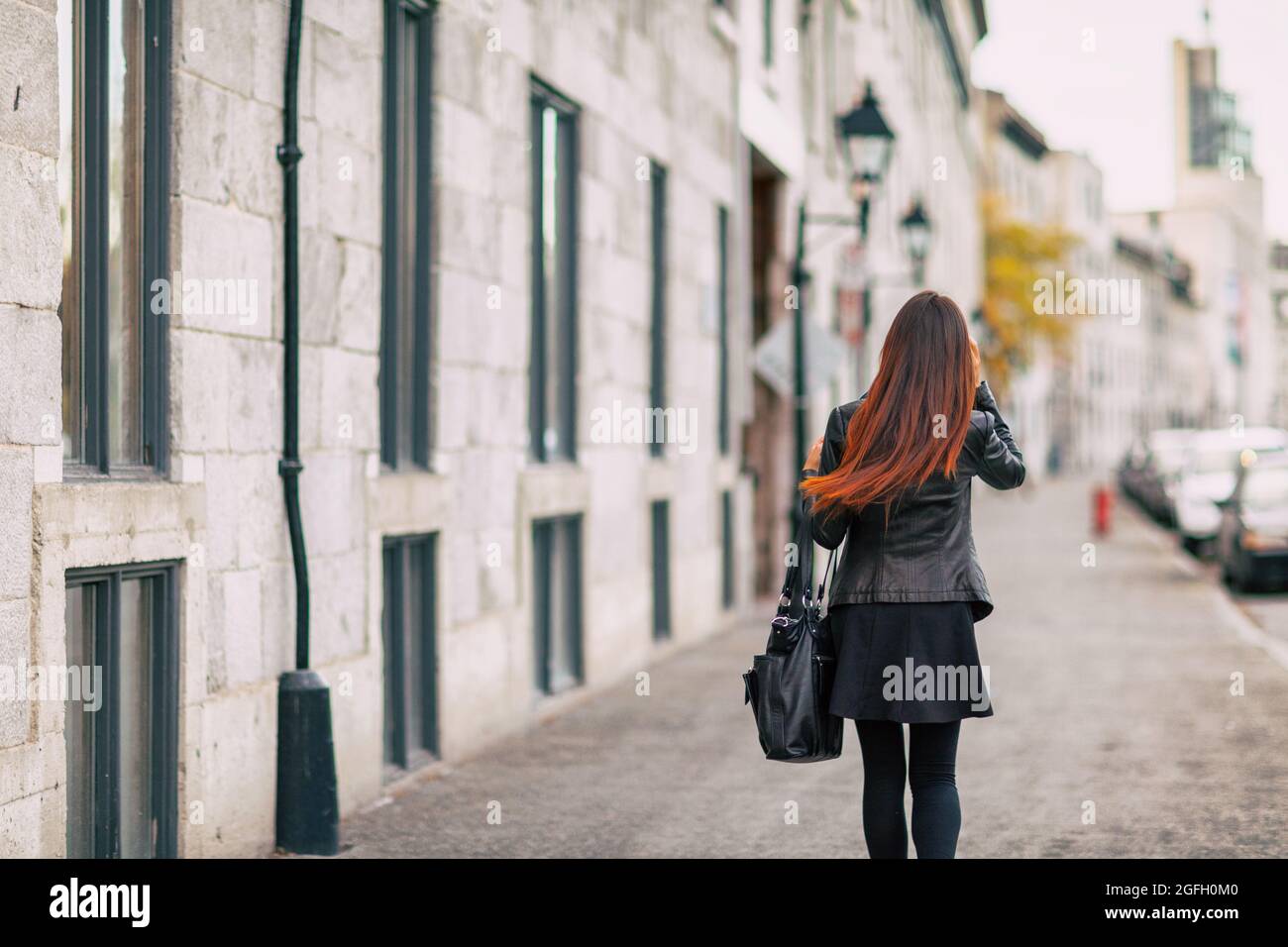 Ombre Haarfärbemittel Frau zu Fuß mit colered Ende der Haare mit helleren braunen Ton. Urban City Lifestyle junge Menschen mit gefärbter Frisur Stockfoto