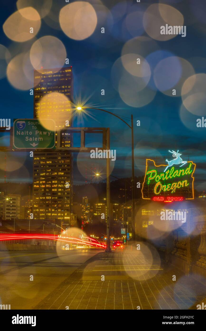 Die Lichter der Stadt bei blauer Stunde in der Nacht in Portland, Oregon Stockfoto
