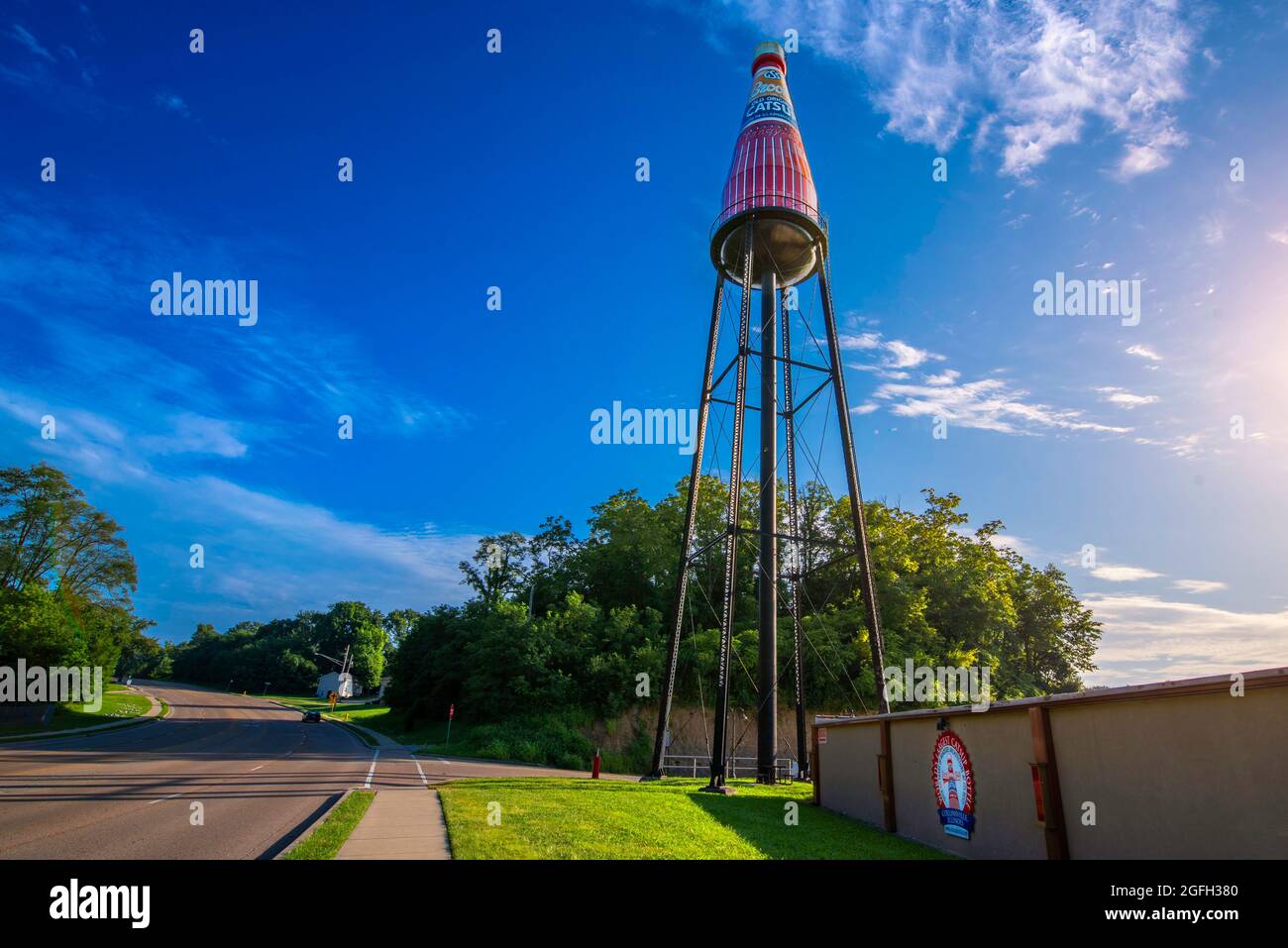 Collinsville, il – 25. august 2021; Sonnenaufgang am frühen Morgen erleuchtet den ikonischen Wasserturm, der gemalt wurde, um wie eine Wasserflasche in Bächen neben dem alten fa auszusehen Stockfoto