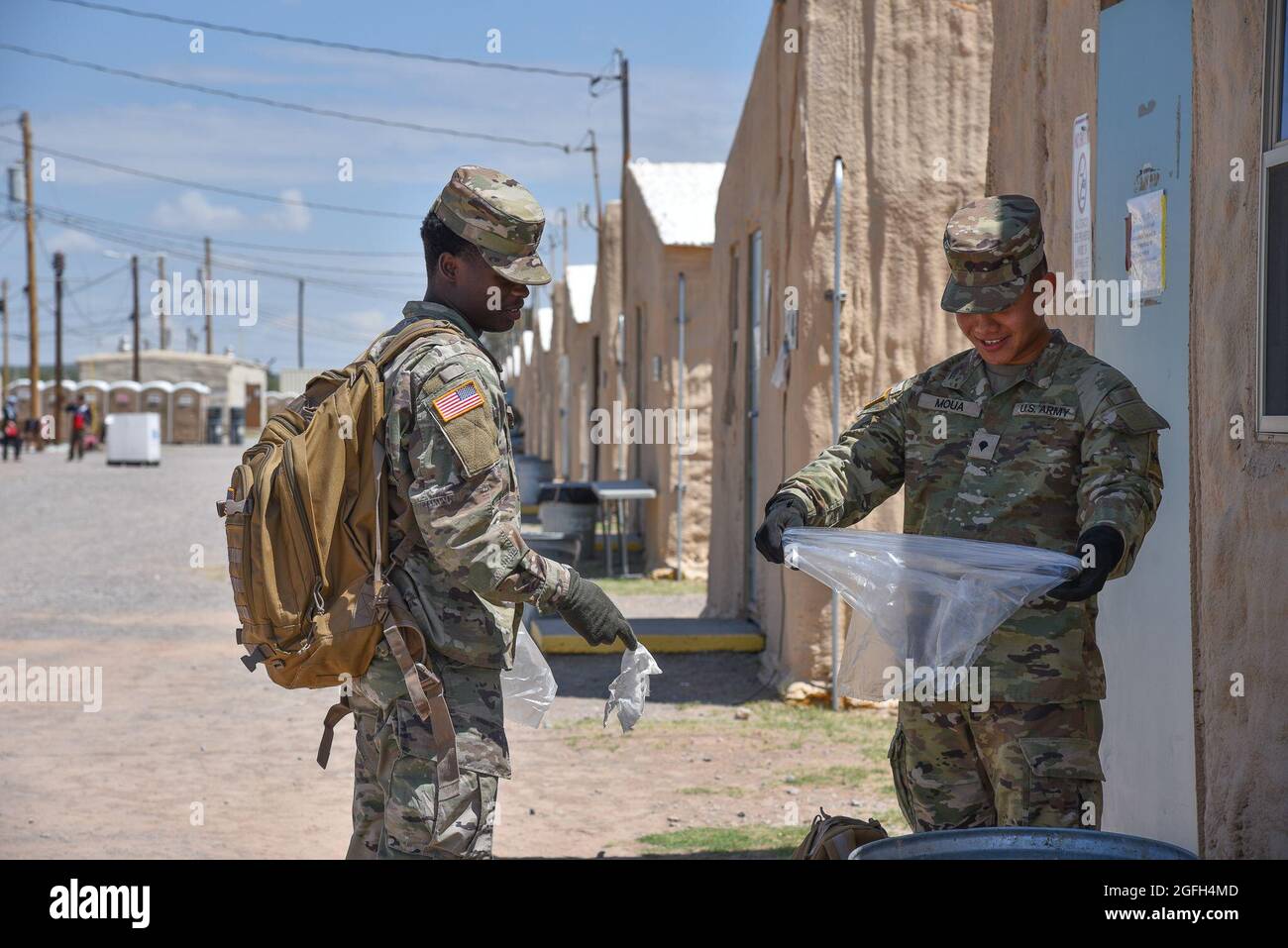 Soldaten der 2. Panzerbrigade, der 1. Panzerdivision, säubern am 22. August 2021 Gegenstände im Dona Ana-Wohngebiet in Fort Bliss, Texas. Das Verteidigungsministerium stellt zur Unterstützung des Außenministeriums Transportmittel und provisorische Unterkünfte zur Verfügung, um die Operation Allies Refuge zu unterstützen. Diese Initiative geht auf das Engagement Amerikas für afghanische Bürger zurück, die den Vereinigten Staaten geholfen haben und ihnen an sicheren Orten außerhalb Afghanistans wichtige Unterstützung bieten. (USA Armeefoto von Sgt. Briaira Tolbert) Stockfoto