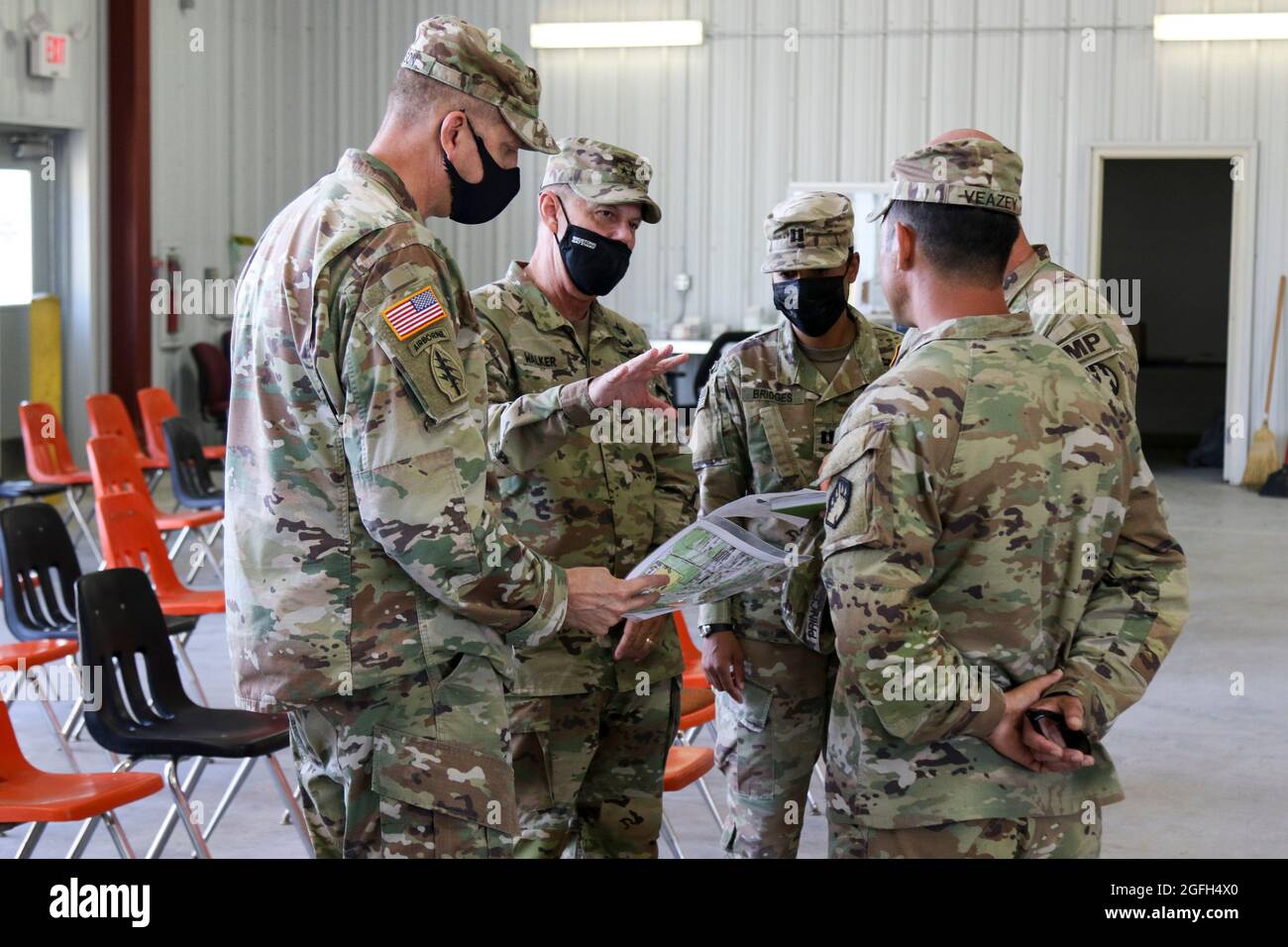 U.S. Army LT. General Donnie Walker, Mitte links, stellvertretender Generalkommandant des U.S. Army Maternel Command und der leitende Kommandeur im Redstone Arsenal, Alabama, diskutiert die Lage der Wohngebiete, die von Afghanen während ihres Aufenthalts in Fort McCoy, Wisconsin, genutzt werden, 23. August 2021. Das Verteidigungsministerium stellt zur Unterstützung des Außenministeriums Transportmittel und provisorische Unterkünfte zur Verfügung, um die Operation Allies Refuge zu unterstützen. Diese Initiative geht auf das Engagement Amerikas für afghanische Bürger zurück, die den Vereinigten Staaten geholfen haben, und bietet ihnen wesentliche Unterstützung an sicheren Orten Stockfoto