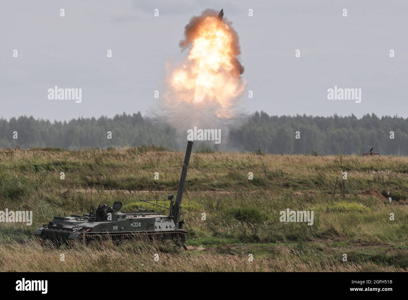 Russische Armee 2S4 Tulpan (Tulip) 240 mm selbstfahrenden schweren Mörtel gefangen Schießen während der jährlichen Army Games Verteidigung Technologie internationale Ausstellung. Die Internationalen Armeespiele sind ein jährlich stattfindendes russisches Militärsportevent, das vom Verteidigungsministerium Russlands organisiert wird. An der Veranstaltung, die im August 2015 zum ersten Mal stattfand, nehmen fast 30 Länder über einen Zeitraum von zwei Wochen an Dutzenden von Wettbewerben Teil, um zu beweisen, welches die besten Experten sind. Dynamische Demonstration ist Teil der öffentlichen Ausstellung der Army Games (Foto: Leonid Faerberg/SOPA Images/Sipa USA) Stockfoto