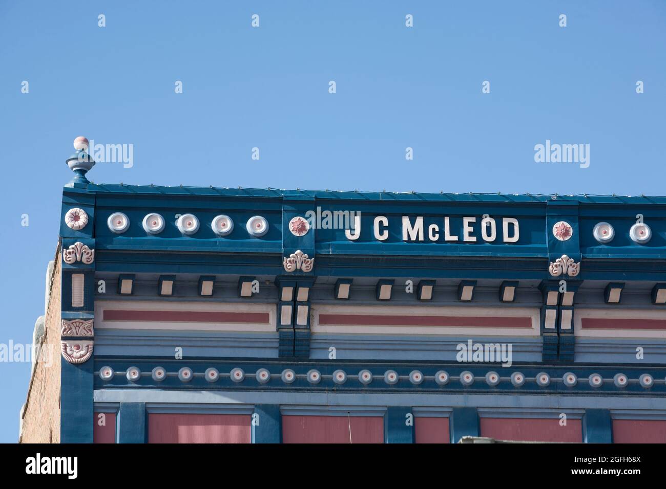 Nahaufnahme mit der lebendigen Farbe und den architektonischen Details des J C McLeod-Gebäudes (Silver Mill Saloon), Philipsburg, MT. Stockfoto