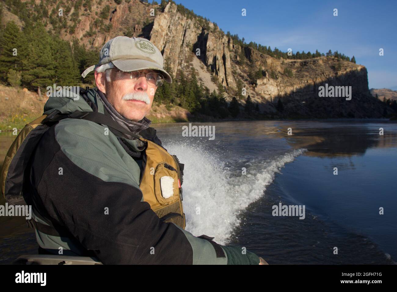 Fischer fahren den Missouri River hinauf in Richtung Hauser Dam, MT. Stockfoto