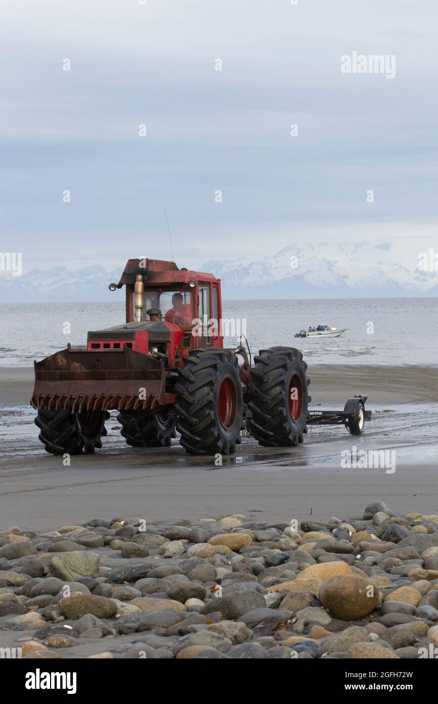 Rosted Logging Skidder startet das Fischerboot in Cook Inlet über „Traktorstart“. Der Strand ist zu flach für einen normalen Start, außer bei Flut. Stockfoto