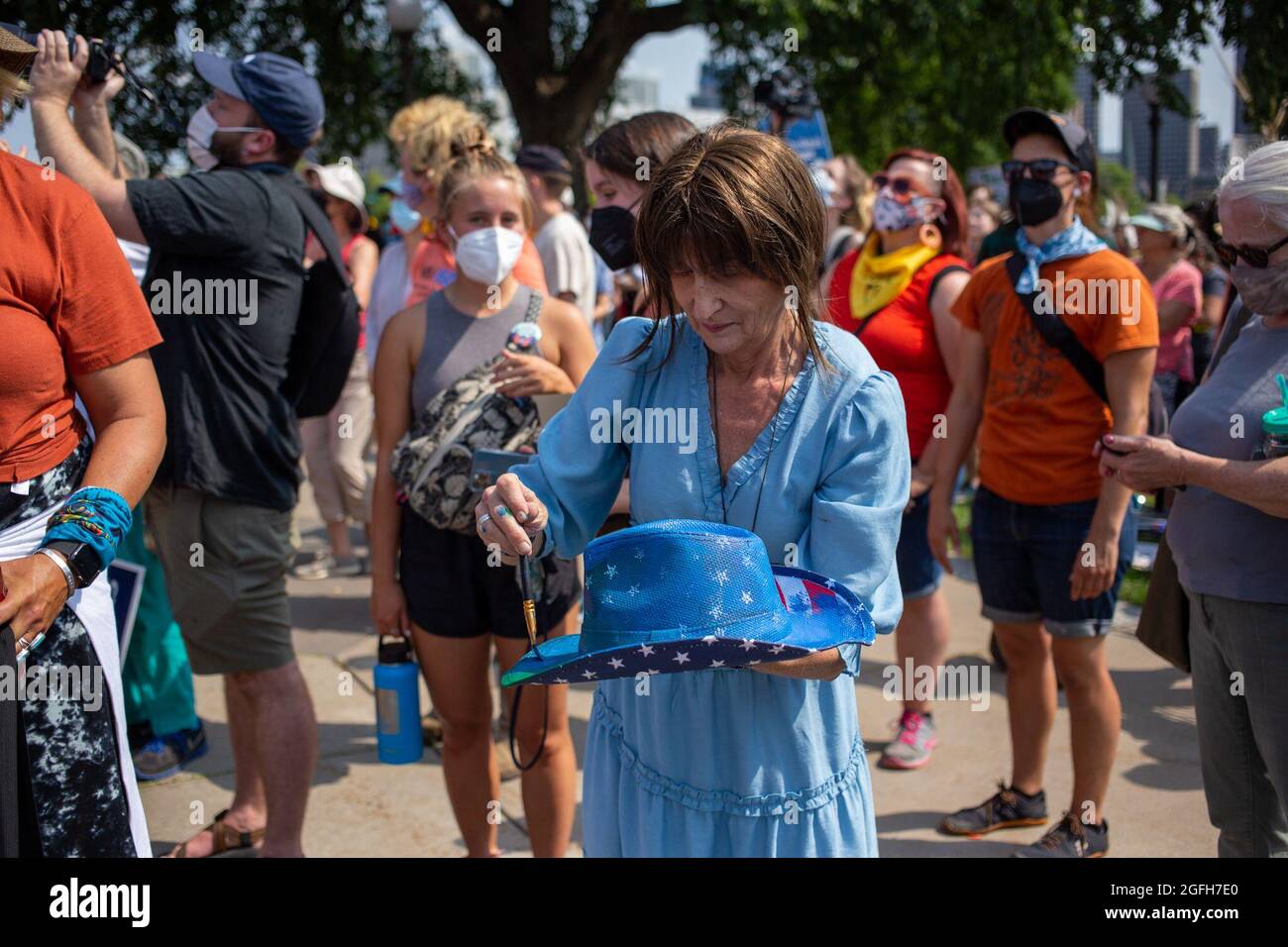 Saint Paul, Minnesota, USA. August 2021. 25. August 2021-Saint Paul, Minnesota, USA: Aktivisten versammeln sich vor dem Minnesota State Capitol, um gegen den Bau der Linie 3 zu protestieren, einer Pipeline, die Rohöl aus Alberta-Teersand transportiert. Während Enbridge behauptet, es sei notwendig, die Stilllegung einer bestehenden Pipeline zu ermöglichen, behaupten Aktivisten, dass die Pipeline das sich verändernde Klima beschleunigen wird. (Bild: © Henry Pan/ZUMA Press Wire) Stockfoto