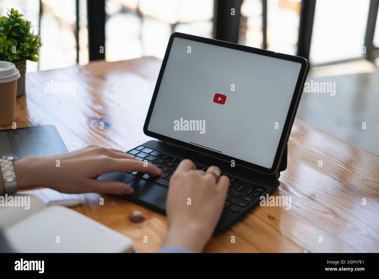 Chiang Mai, Thailand - AUG 23, 2021 : Frau, die ein Tablet benutzt, um sich mit YouTube Premium zu verbinden. YouTube ist eine Video-Sharing-Website Stockfoto
