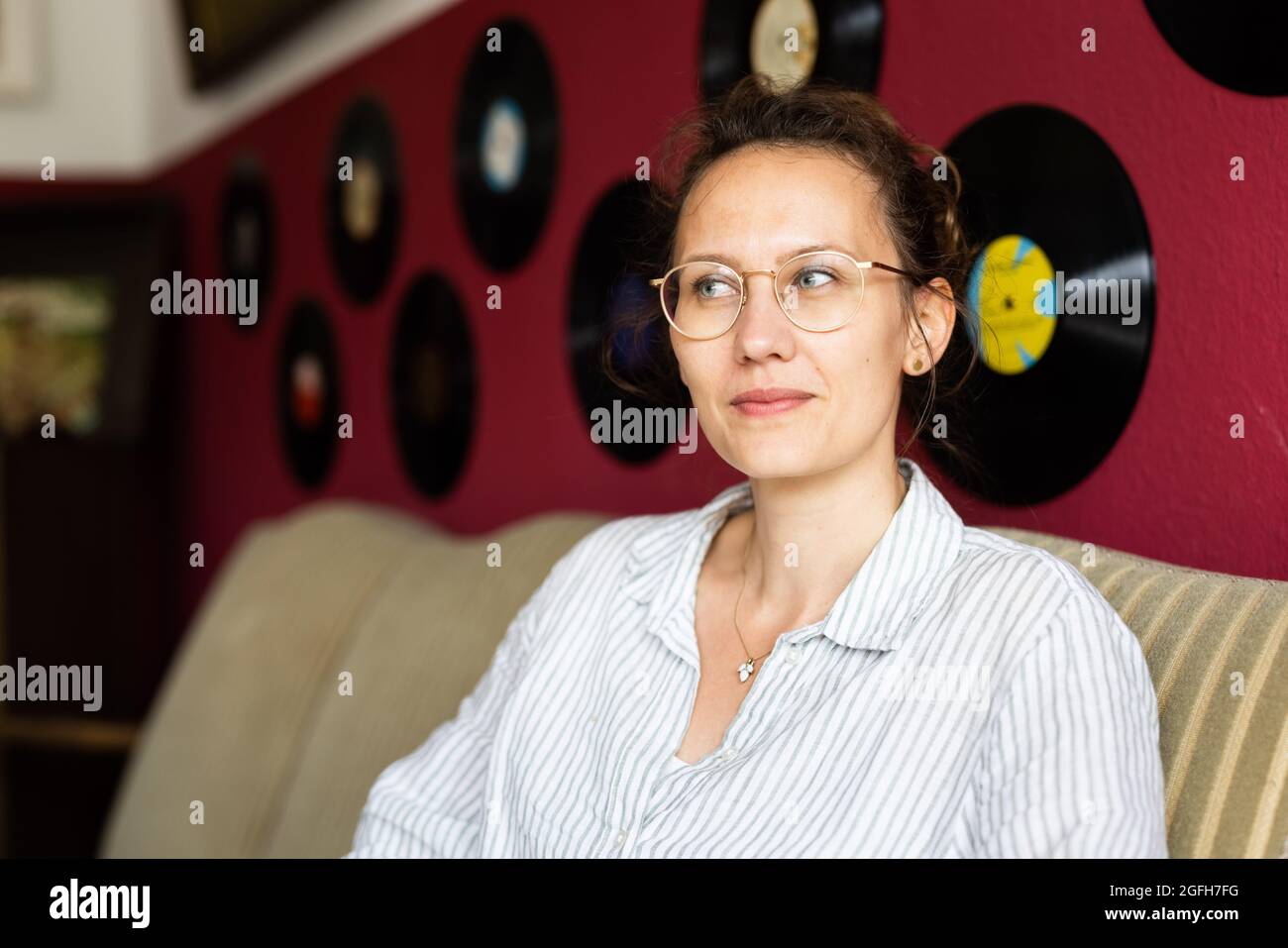 März, Deutschland. August 2021. Sprecherin Charlotte Hübsch sitzt in einem Aufnahmestudio. Sprachkünstler spielen mit Worten – beim Schreiben von Poetry Slams oder Witzen oder beim Drucken von Postkarten und Kaffeetassen. Ein in Baden verwurzeltes Berliner Künstlerkollektiv löst im Netz mit Clips zu 'Correct Pronunciation' ganz unterschiedliche Reaktionen aus. (To dpa: 'Lustig oder gaga? Parodien der 'korrekten Aussprache' polarisieren') Quelle: Philipp von Ditfurth/dpa/Alamy Live News Stockfoto