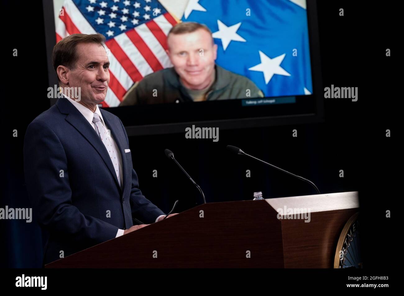 Der Pressesprecher des US-Verteidigungsministerium, John F. Kirby, und der General der Luftwaffe, Tod D. Wolters, Kommandant des US European Command (virtuelle Teilnahme), berichten im Rahmen des Briefing Room des US-amerikanischen Verteidigungsministers, Washington, D.C., am 25. August 2021 über die Medien. (DoD-Foto von Lisa Ferdinando) Stockfoto