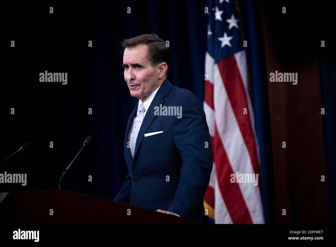 Der Pressesprecher des US-Verteidigungsministerium, John F. Kirby, und der General der Luftwaffe, Tod D. Wolters, Kommandant des US European Command (virtuelle Teilnahme), berichten im Rahmen des Briefing Room des US-amerikanischen Verteidigungsministers, Washington, D.C., am 25. August 2021 über die Medien. (DoD-Foto von Lisa Ferdinando) Stockfoto