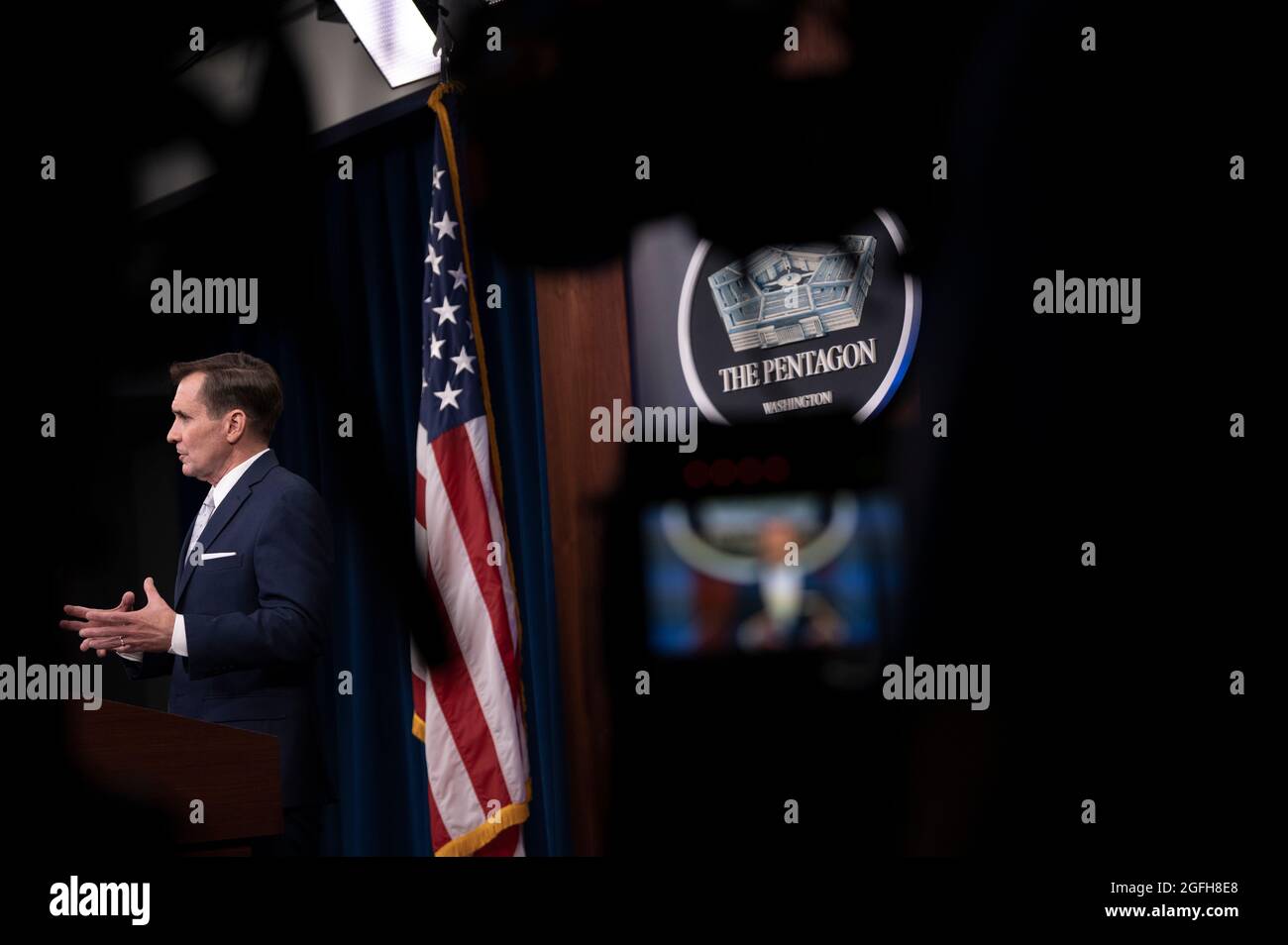 Der Pressesprecher des US-Verteidigungsministerium, John F. Kirby, und der General der Luftwaffe, Tod D. Wolters, Kommandant des US European Command (virtuelle Teilnahme), berichten im Rahmen des Briefing Room des US-amerikanischen Verteidigungsministers, Washington, D.C., am 25. August 2021 über die Medien. (DoD-Foto von Lisa Ferdinando) Stockfoto
