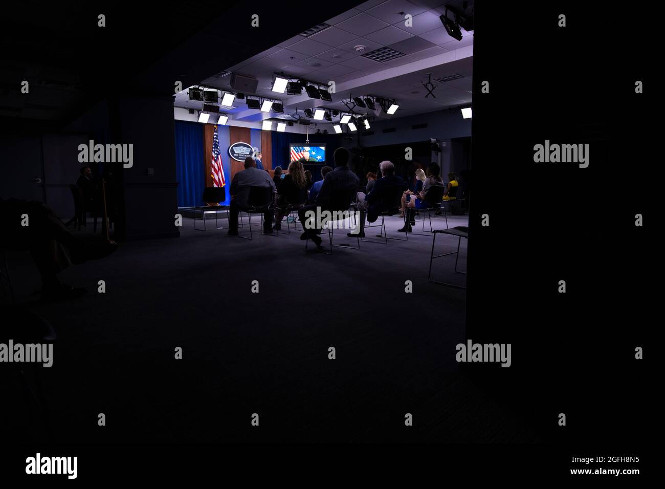 Der Pressesprecher des US-Verteidigungsministerium, John F. Kirby, und der General der Luftwaffe, Tod D. Wolters, Kommandant des US European Command (virtuelle Teilnahme), berichten im Rahmen des Briefing Room des US-amerikanischen Verteidigungsministers, Washington, D.C., am 25. August 2021 über die Medien. (DoD-Foto von Lisa Ferdinando) Stockfoto