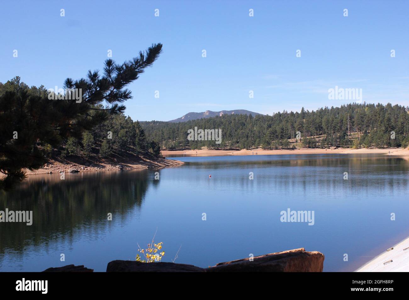 Ein entspannender Blick auf einen See in den Colorado Mountains, in dem Sie innehalten können, um zu reflektieren Stockfoto