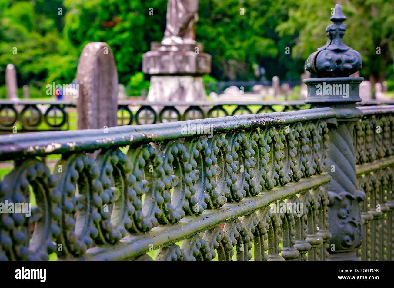 Ein verzierter eiserner Zaun umgibt ein Familiengrundstück auf dem Magnolia Cemetery, 14. August 2021, in Mobile, Alabama. Stockfoto