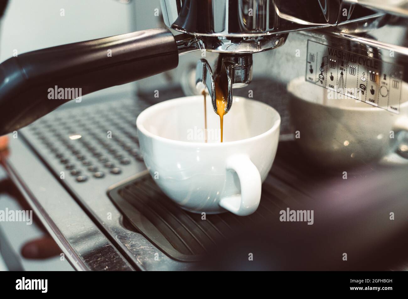 Bereitet Espresso in seinem Café zu; Nahaufnahme Stockfoto