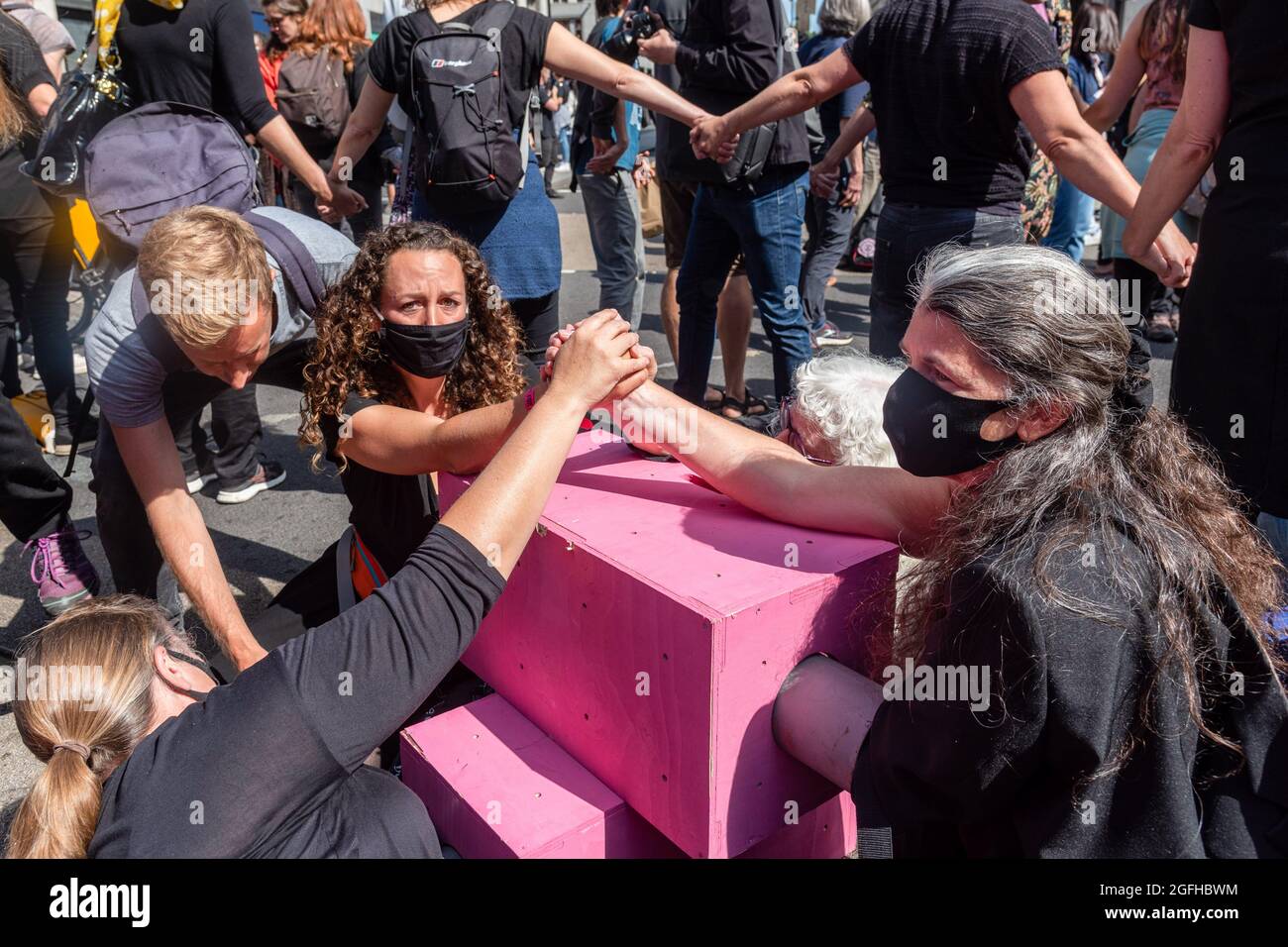 London, Großbritannien. August 2021. Demonstranten sperren sich während der Demonstration zusammen. Extinction Rebellion (XR) Demonstranten sind auf den Oxford Circus abgestiegen, wo sie den Verkehr mit einem riesigen rosafarbenen Tisch blockierten, friedlich tanzten und Reden hörten, während die Klimademonstrationen in London weitergehen. (Foto von Dave Rushen/SOPA Images/Sipa USA) Quelle: SIPA USA/Alamy Live News Stockfoto