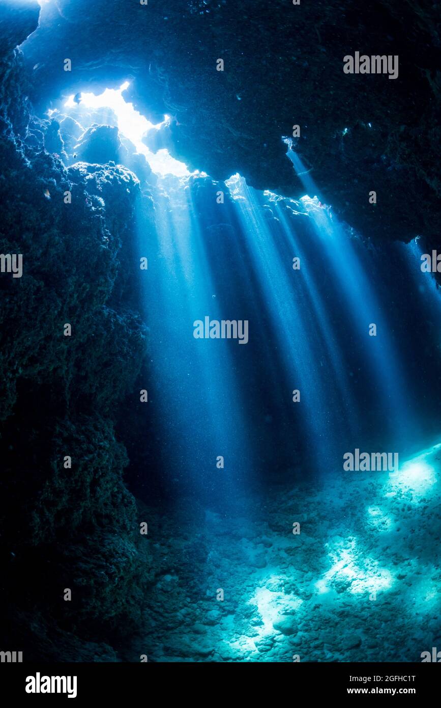 Die Strahlen des Sonnenlichts in der Unterwasserhöhle Stockfoto