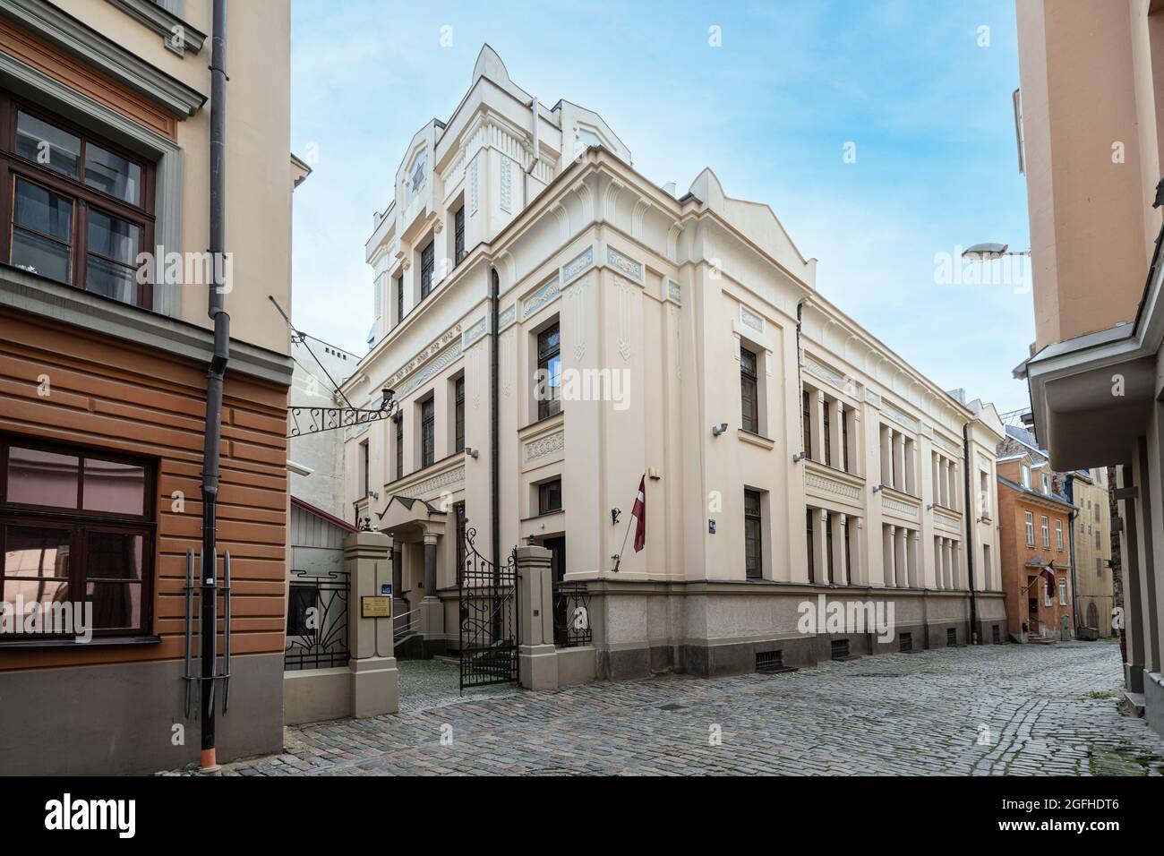 Riga, Lettland. 22. August 2021. Außenansicht der Synagoge im historischen Stadtzentrum Stockfoto