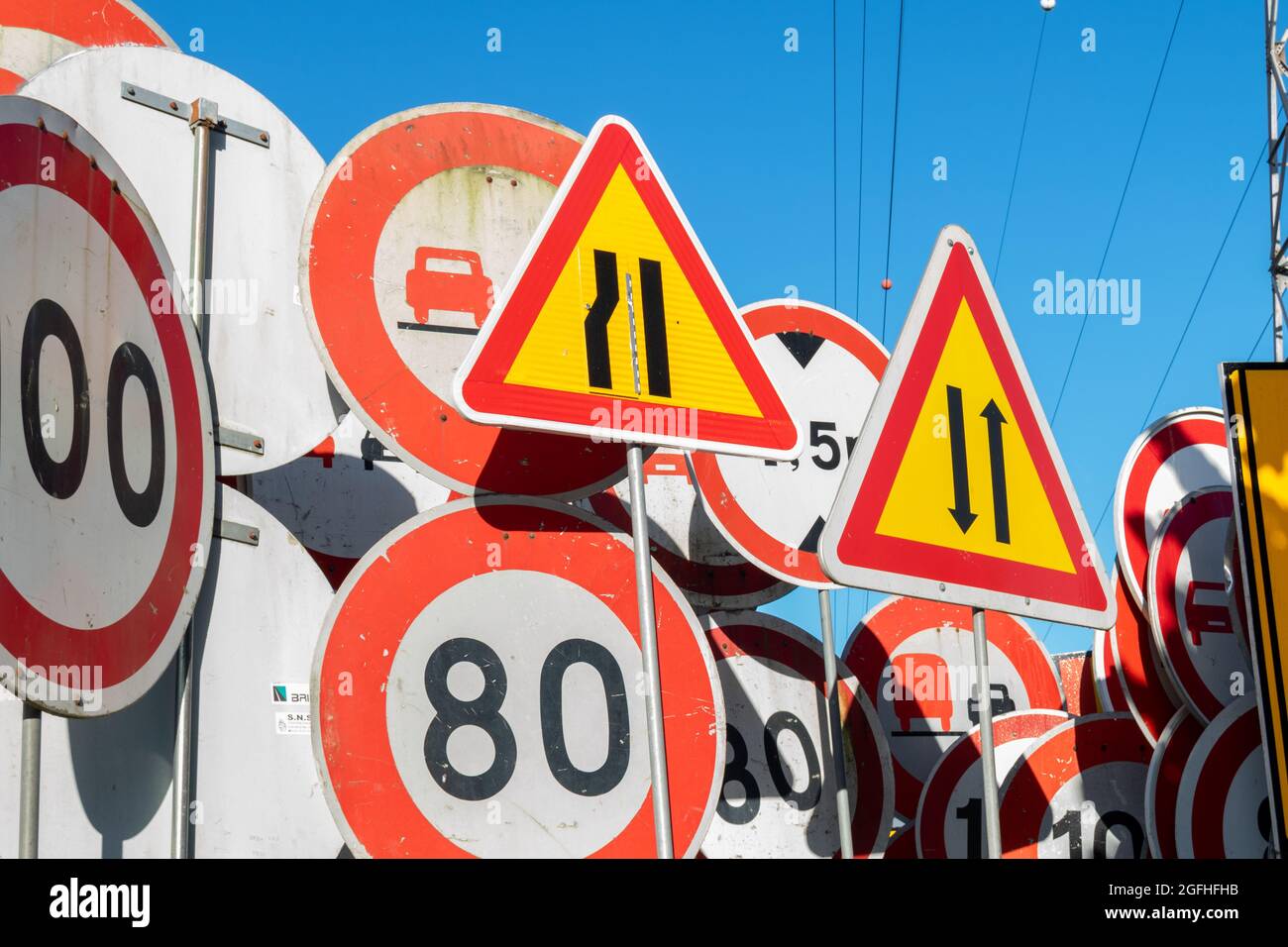 Straßenschilder, die für Wartungsarbeiten und Unfälle auf Autobahnen und Schnellstraßen verwendet werden Stockfoto