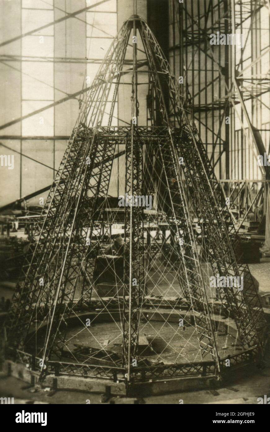 Bau der Heckspitze des deutschen Luftschiffs Zeppelin, 1910er Stockfoto
