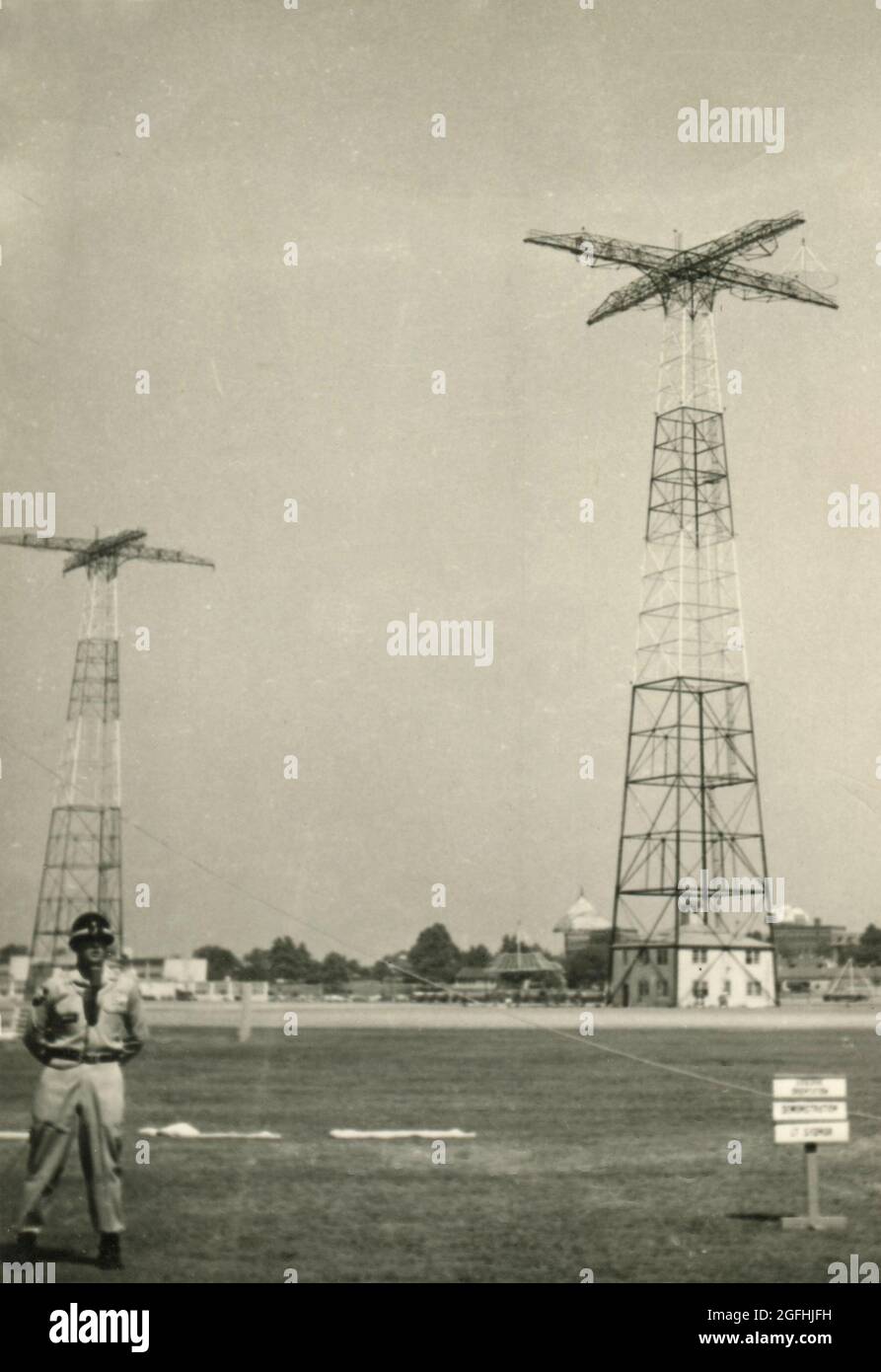 Abschusstürme für Fallschirmsprungstrecke, Fort Benning, GA USA 1950er Jahre Stockfoto