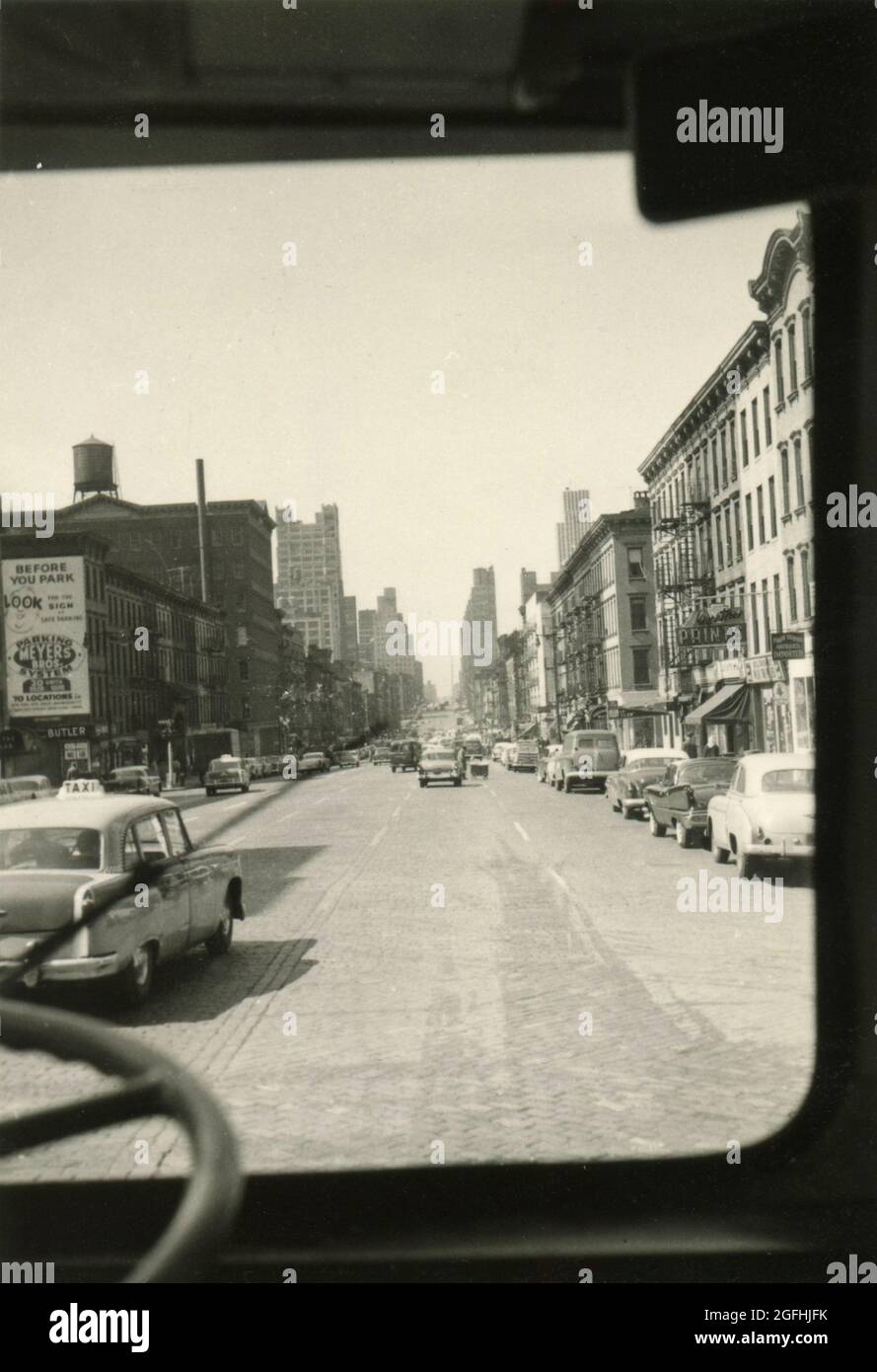 Fahren Sie auf der 2nd Avenue, New York City, USA, in den 1950er Jahren Stockfoto