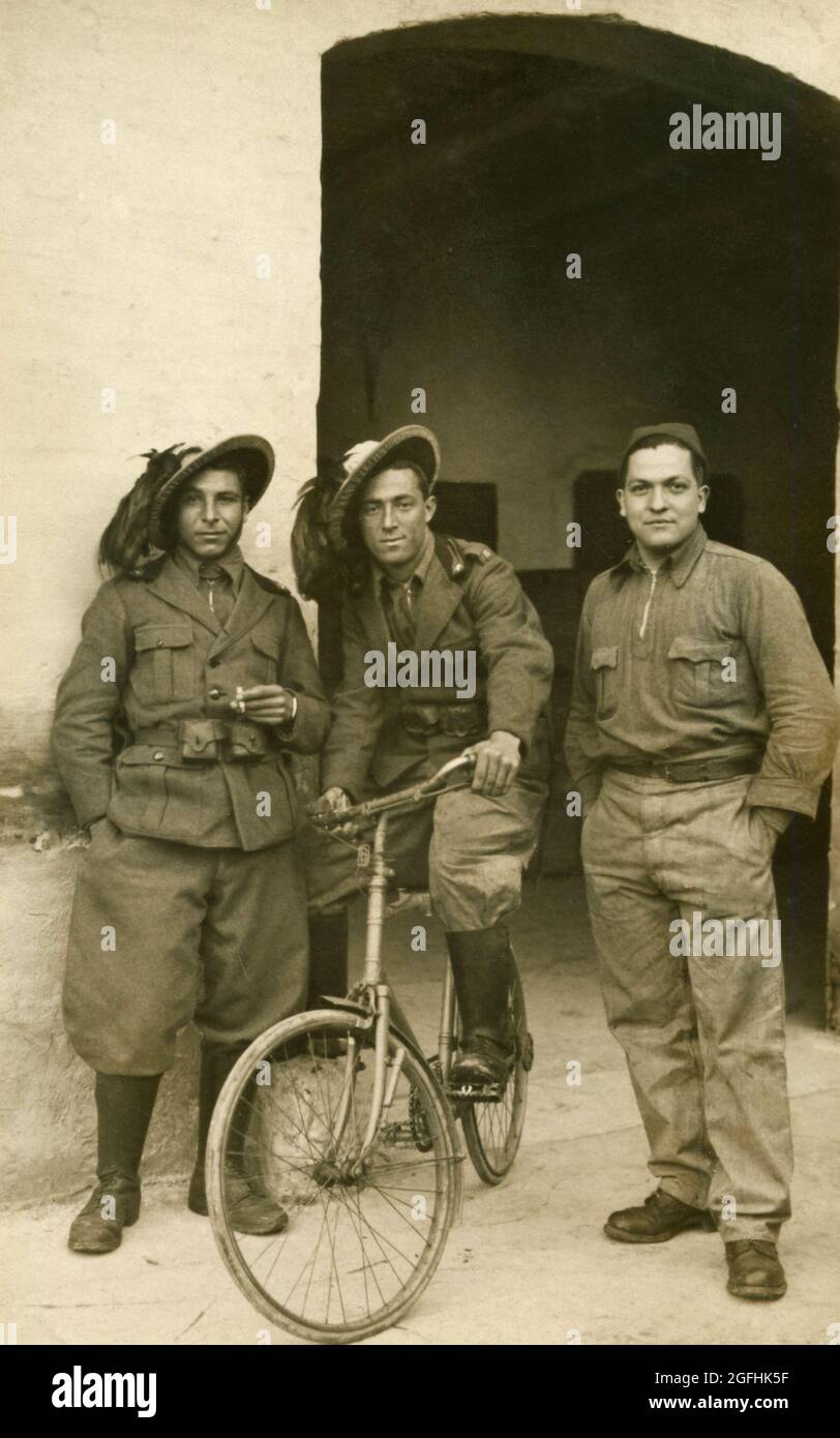 Italienische Bersaglieri-Soldaten mit Fahrrad, Palermo, Italien 1935 Stockfoto