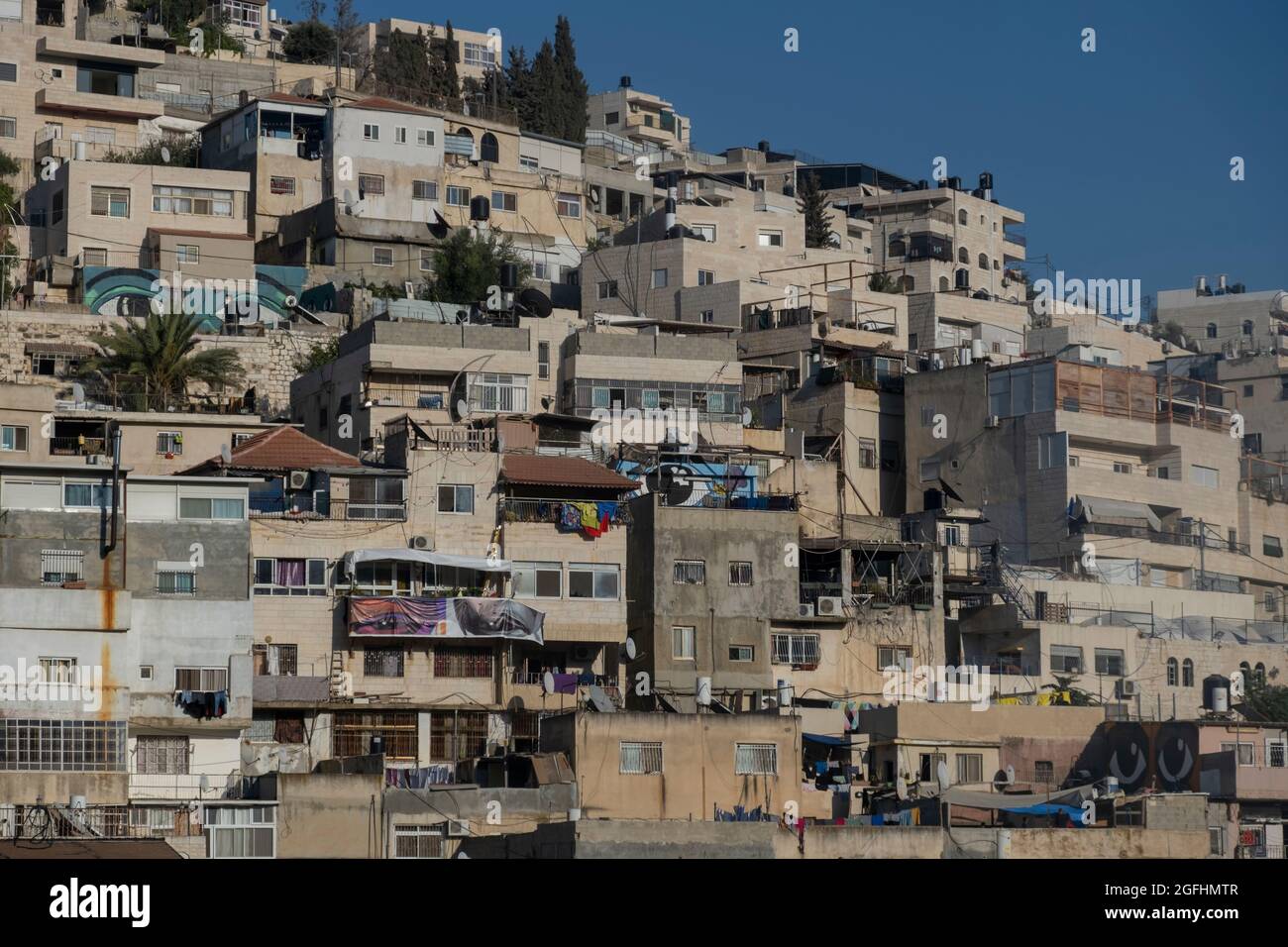 Die Fassade der Häuser ist Teil des internationalen öffentlichen Kunstprojekts „I Witness Silwan“, das Silwans langjährigen Kampf gegen Enteignungen unterstützt, der im Gebiet Batan al-Hawa in Silwan, einem überwiegend palästinensischen Viertel am Stadtrand der Altstadt in Ost-Jerusalem, Israel, stattfindet. Stockfoto