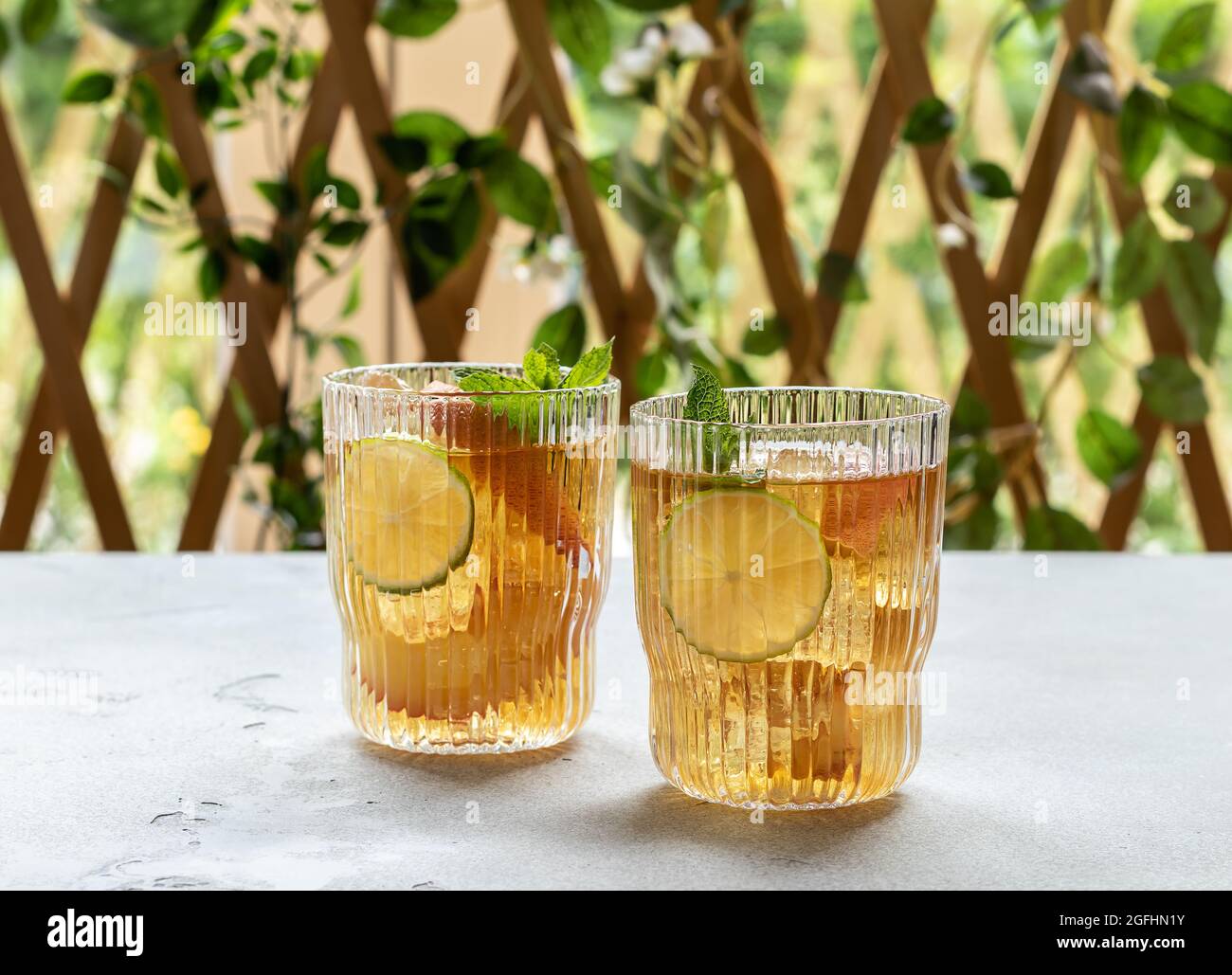 Zwei Gläser mit hausgemachtem Pfirsich-Eistee oder Limonade mit Minze. Stockfoto