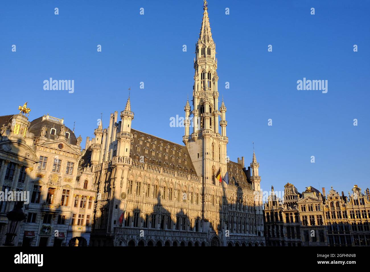Rathaus und andere Gebäude kurz nach Sonnenaufgang auf dem Grand Place, Brüssel, Belgien Stockfoto