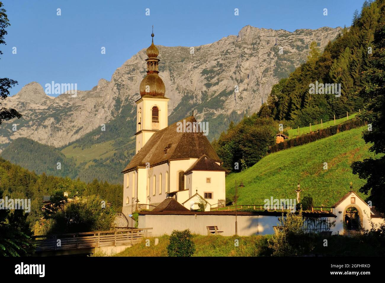 St. Sebastian Kirche wunderschön in den Bergen kurz nach Sonnenaufgang in Ramsau, in der Nähe von Berchtesgaden, Bayern, Deutschland Stockfoto