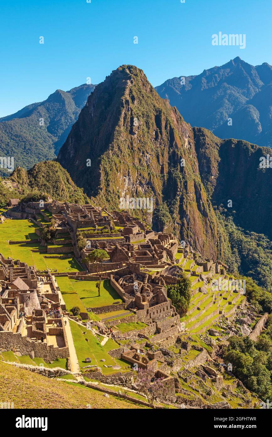 Machu Picchu inka-Ruine im vertikalen Format, Sommersaison, Region Cusco, Peru. Stockfoto