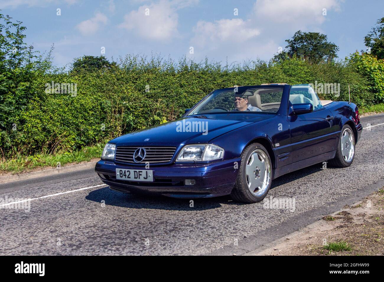 1996 90s blaues Mercedes Benz E SL-320 Elegance 3199cc Benzin-Cabrio, auf dem Weg zur Capesthorne Hall Classic July Car Show, Ceshire, UK Stockfoto